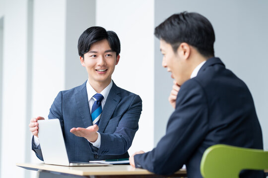 オフィスで営業する若いビジネスマン　撮影協力:スカパー東京メディアセンター