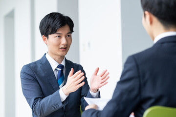 営業する若いビジネスマン　撮影協力:スカパー東京メディアセンター