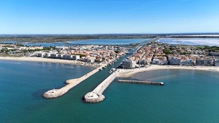 survol du grau-du-roi et port Camargue en Occitanie dans le sud de la France