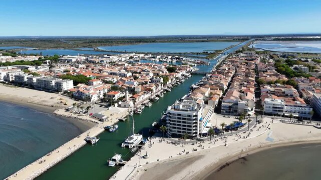 survol du grau-du-roi et port Camargue en Occitanie dans le sud de la France