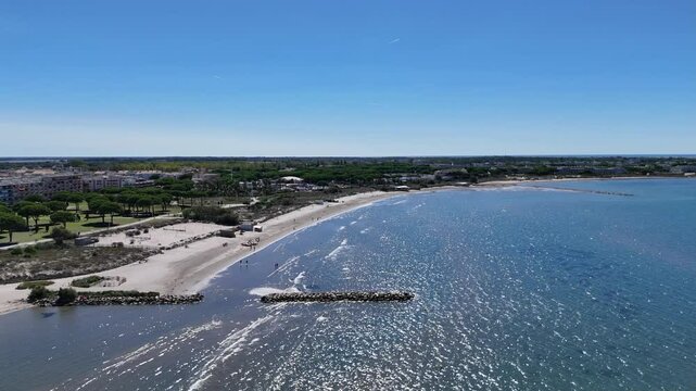 survol du grau-du-roi et port Camargue en Occitanie dans le sud de la France