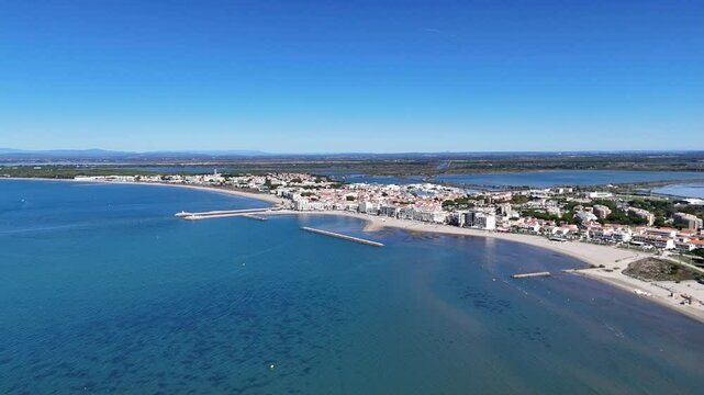 survol du grau-du-roi et port Camargue en Occitanie dans le sud de la France