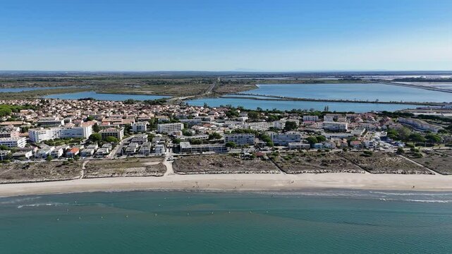 survol du grau-du-roi et port Camargue en Occitanie dans le sud de la France