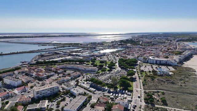 survol du grau-du-roi et port Camargue en Occitanie dans le sud de la France