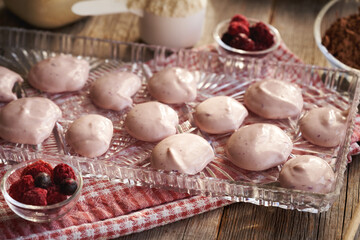 Preparation of alternative healthy sweets from yogurt, whey protein and freeze-dried berries