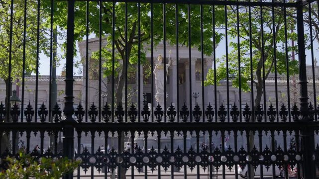 Ein Spaziergang entlang des &ouml;sterreichischen Parlaments &ndash; Majest&auml;tische Architektur, beeindruckende S&auml;ulen und historische Bedeutung pr&auml;gen dieses Wahrzeichen im Herzen von Wien