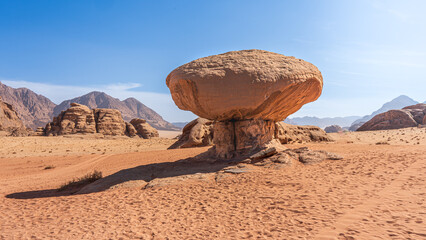 Krajobrazy, formacje skalne i przyroda pustyni Wadi Rum, © Piotr