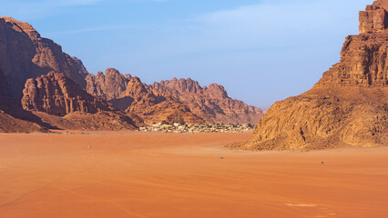 Krajobrazy, formacje skalne i przyroda pustyni Wadi Rum, © Piotr