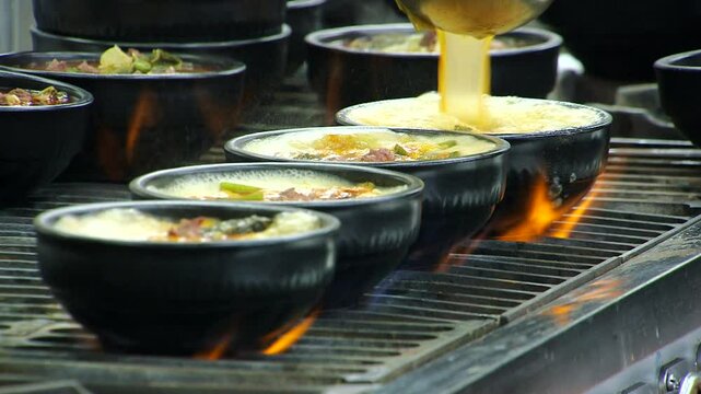 식당 주방의 스토브 위에서 조리되는 여러 개의 한우국밥