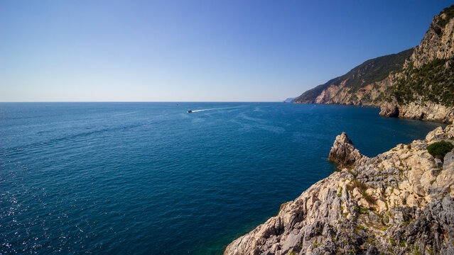Blick von Porto Venere auf das blaue Mitelmeer in Ligurien, Italien
