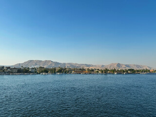 ナイル川東岸から見たルクソール西岸の風景、東南から見た王家の谷のある丘