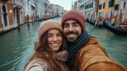 Obraz premium A couple taking a selfie on Valentine's Day, with a romantic gondola ride in the background and a serene canal 