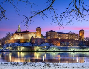 Kraków: Widok na zamek Królewski na Wawelu i Wisłę o poranku