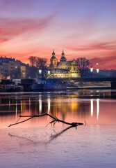 Kraków: Widok na kościół na Skałce od strony Wisły o poranku