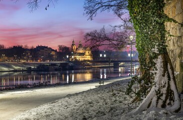 Kraków: Widok na kościół na Skałce od strony Wisły o poranku