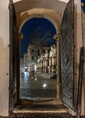 Kraków: Widok zza bramy na apostołów przed kościołem Św. Piotra i Pawła nocą