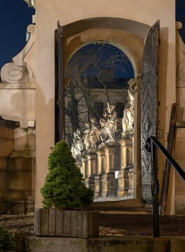 Krak&oacute;w: Widok zza bramy na apostoł&oacute;w przed kościołem Św. Piotra i Pawła nocą