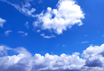 Obraz premium Clear blue sky texture and white fluffy cloud nature background. The sun shines bright in the daytime in summer