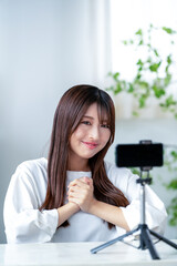 笑顔で動画撮影をする日本人女性