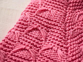 Detailfoto Closeup der Strick Struktur eines grob gestrickten pinken Wollpulver 