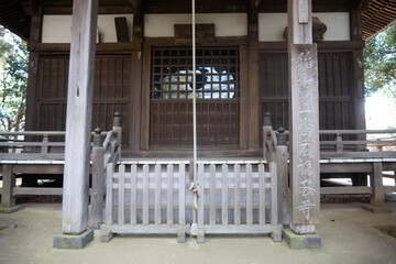 神奈川県川崎市の廣福寺の賽銭箱と寺社建築
