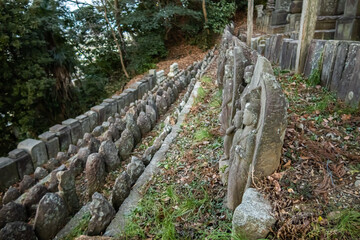 日本の神奈川県のありがた山の地蔵と石仏