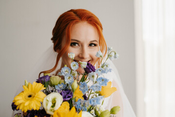 Naklejka premium bride in black lace dress with yellow wedding bouquet