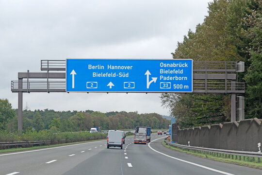 Verkehrstafel auf Autobahn 2, Ausfahrt in Richtung Autobahn A33,  Osnabr&uuml;ck, Bielefeld, Paderborn