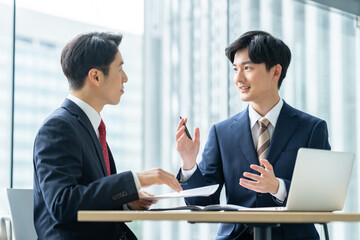 オフィスで営業をする若いビジネスマン　撮影協力:スカパー東京メディアセンター