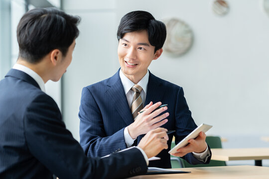 営業する若いビジネスマン　撮影協力:スカパー東京メディアセンター