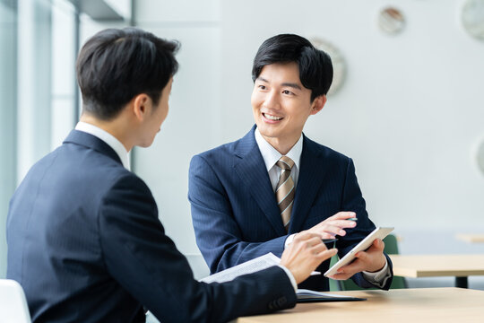 営業する若いビジネスマン　撮影協力:スカパー東京メディアセンター