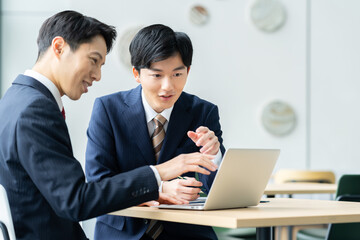 打ち合わせをするビジネスマン　撮影協力:スカパー東京メディアセンター