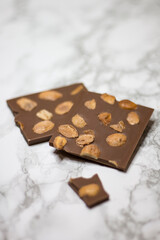 Tableta de chocolate con leche y almendras
