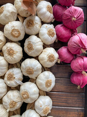 ajos blancos y rojos colgados en un puesto de venta mercado .jpg