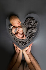 Niemowlak w sercu, noworodek w rękach rodziców © Katarzyna Krociel