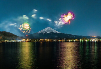 河口湖湖畔から冬の花火とっ月光に照らされた富士山
