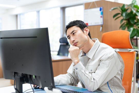 悩む、男性、オフィス、作業員、工場、中小企業、経営、PC、考える、疑問、不満、不安、心配、トラブル、問題、困る、悩み、仕事、バックオフィス、デスクワーク、産業、製造業、人事、労務、管理、コスト、経費、費用、モニター、DX、電子化、ストレス、人手不足、求人、採用、作業服、エンジニア、スタッフ、事務所、建築、建設、工事、工務店、管理職、失敗、パソコン、日本人、技術者、会社員、人物