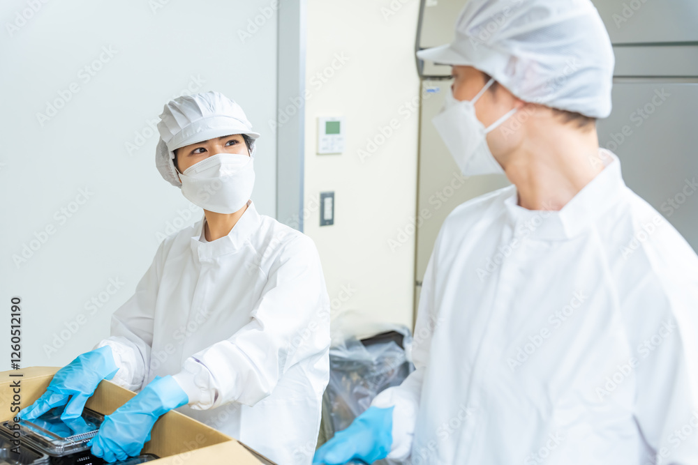 Poster 作業員、工場、給食、男性、給食センター、弁当、デリバリー、宅配食、バックヤード、宅配、宅食、弁当箱、配達、配送、白衣、スタッフ、調理師、倉庫、食品、仕事、働く、梱包、ラッピング、包装、物流、ロジスティクス、お取り寄せ、厨房、キッチン、調理場、箱詰め、作業、衛生、クリーン、料理、プラスチック、容器、ダンボール、出前、アセンブリ、女性、マスク、日本人、注文、出荷、弁当屋、ケータリング、お惣菜、スーパー