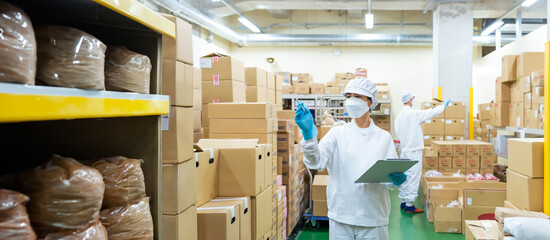倉庫、食品、工場、点検、検査、調査、チェック、作業員、白衣、日本人、荷物、在庫、物流、ロジスティクス、人材、グループ、チームワーク、仕事、職場、保健所、確認、管理、書類、立ち入り、抜き打ち検査、ピッキング、マスク、衛生、働く、産業、センター、配送、配達、作業、業務、会社、棚卸し、卸売業、小売業、加工、流通、作業着、バックヤード、スタッフ、スーパーマーケット、出荷、商品、製品、クリーン、人物