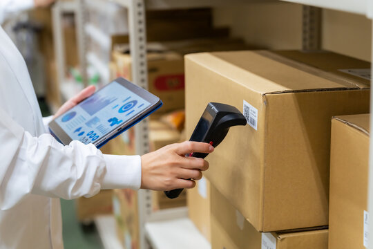 ハンディターミナル、物流、倉庫、検品、バーコード、在庫、管理、ロジスティクス、DX、RFID、IDタグ、スキャン、スキャナー、タブレット、クラウド、デジタル、デジタルトランスフォーメーション、ダンボール、荷物、センター、白衣、配送、配達、バーコードリーダー、ピッキング、トレーサビリティ、追跡、WMS、読み取り、検査、チェック、点検、製品、工場、出荷、データ、仕事、手元、商品、棚卸し、EC、画面、O