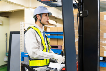 フォークリフト、男性、技術者、倉庫、工場、操作、日本人、作業員、免許、従業員、運転、仕事、職業、職場、安全、ヘルメット、運送、運送業、配送、物流、ロジスティクス、産業、建設、現場、作業、機械、機器、工事、エンジニア、労働者、運搬、物流センター、作業服、輸送、製造業、スタッフ、荷物、運ぶ、働く、30代、資格、講習、屋内、流通、土木、ガテン系、センター、積荷、業務、人物 © metamorworks