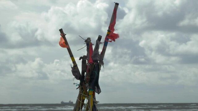 Zerrissene Flaggen flattern wild im Sturm und zeigen die Wucht der Naturgewalten, w&auml;hrend sie im Wind tanzen und Geschichten von Herausforderungen und Resilienz erz&auml;hlen.