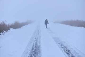 Mann läuft im Nebel