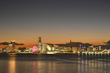 光り輝く夜のみなとみらいの都市夜景