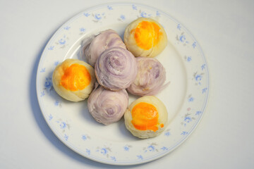 A snack that Thai people like to eat is called Popiah. In the picture, there are 2 fillings: taro and salted egg bean.