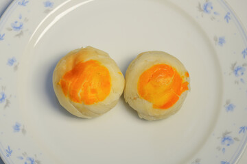 A snack that Thai people like to eat is called Popiah. Inside is a filling of beans and salted eggs.