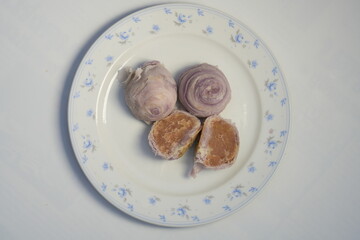 A snack that Thai people like to eat is called Popiah, which is purple in color and has taro filling inside.