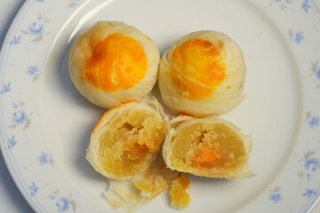 A snack that Thai people like to eat is called Popiah. Inside is a filling of beans and salted eggs.