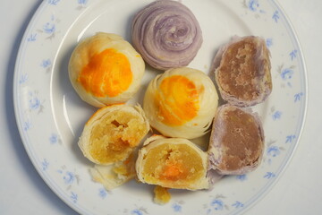 A snack that Thai people like to eat is called Popiah. In the picture, there are 2 fillings: taro and salted egg bean.