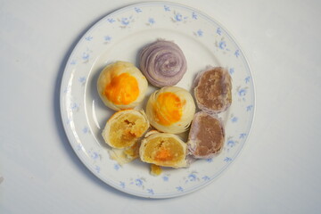 A snack that Thai people like to eat is called Popiah. In the picture, there are 2 fillings: taro and salted egg bean.